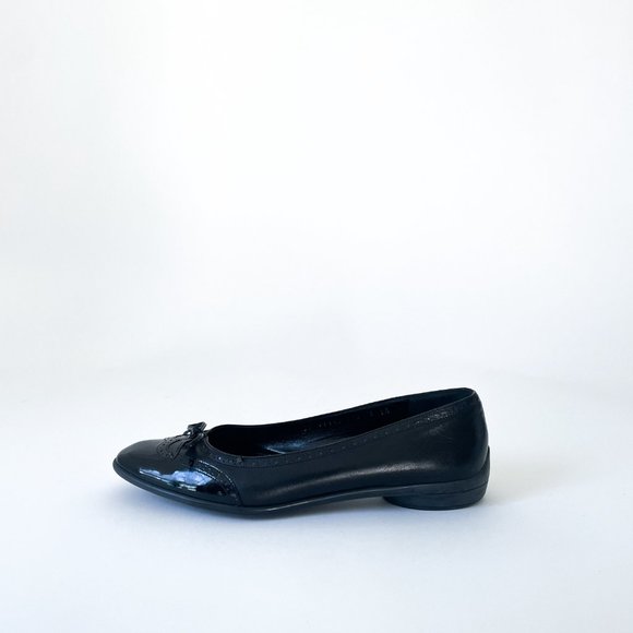 Salvatore Ferragamo Boutique Black Patent Leather Wingtip Flats - 9 fits… - Picture 3 of 3